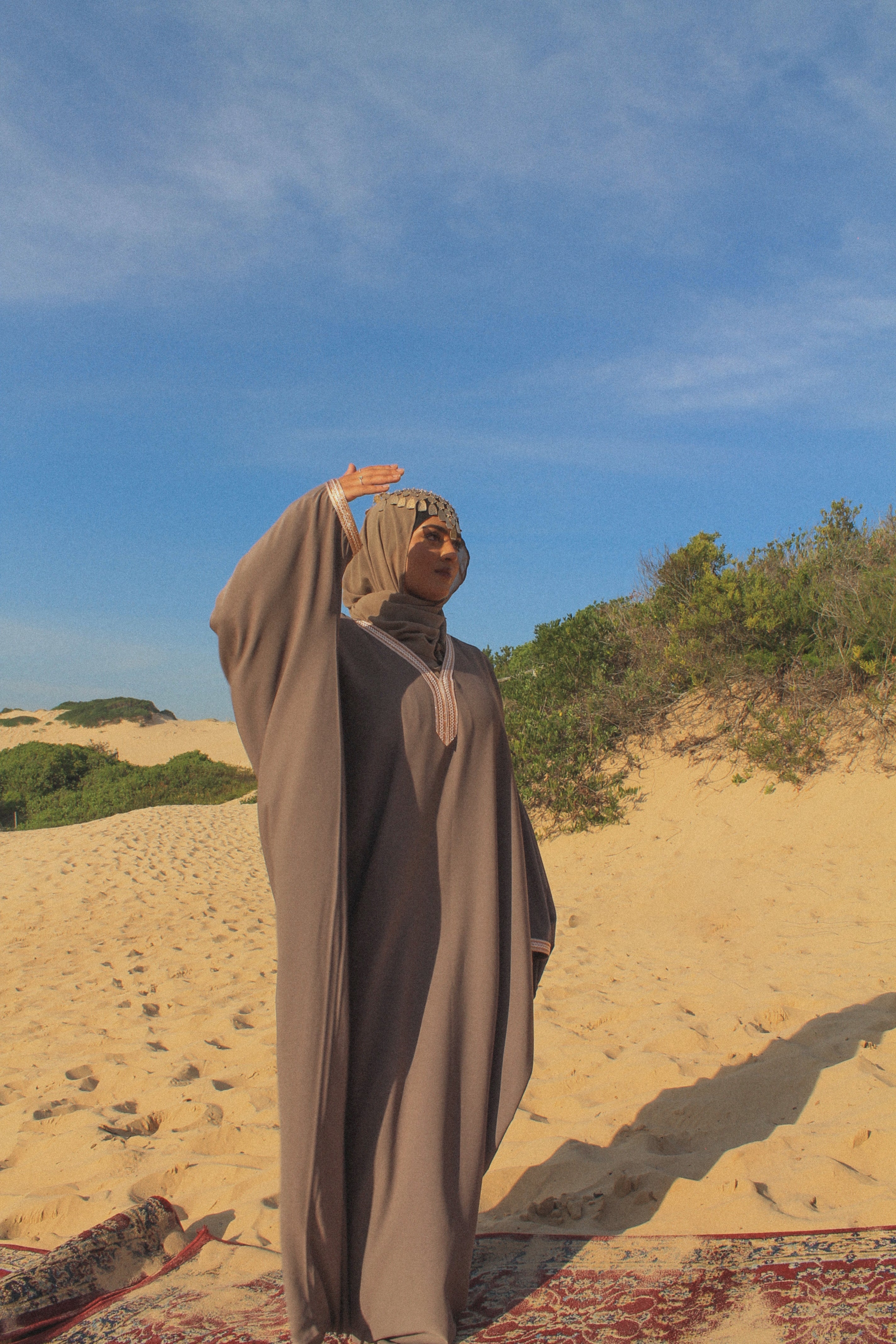 Bayan abaya dusk