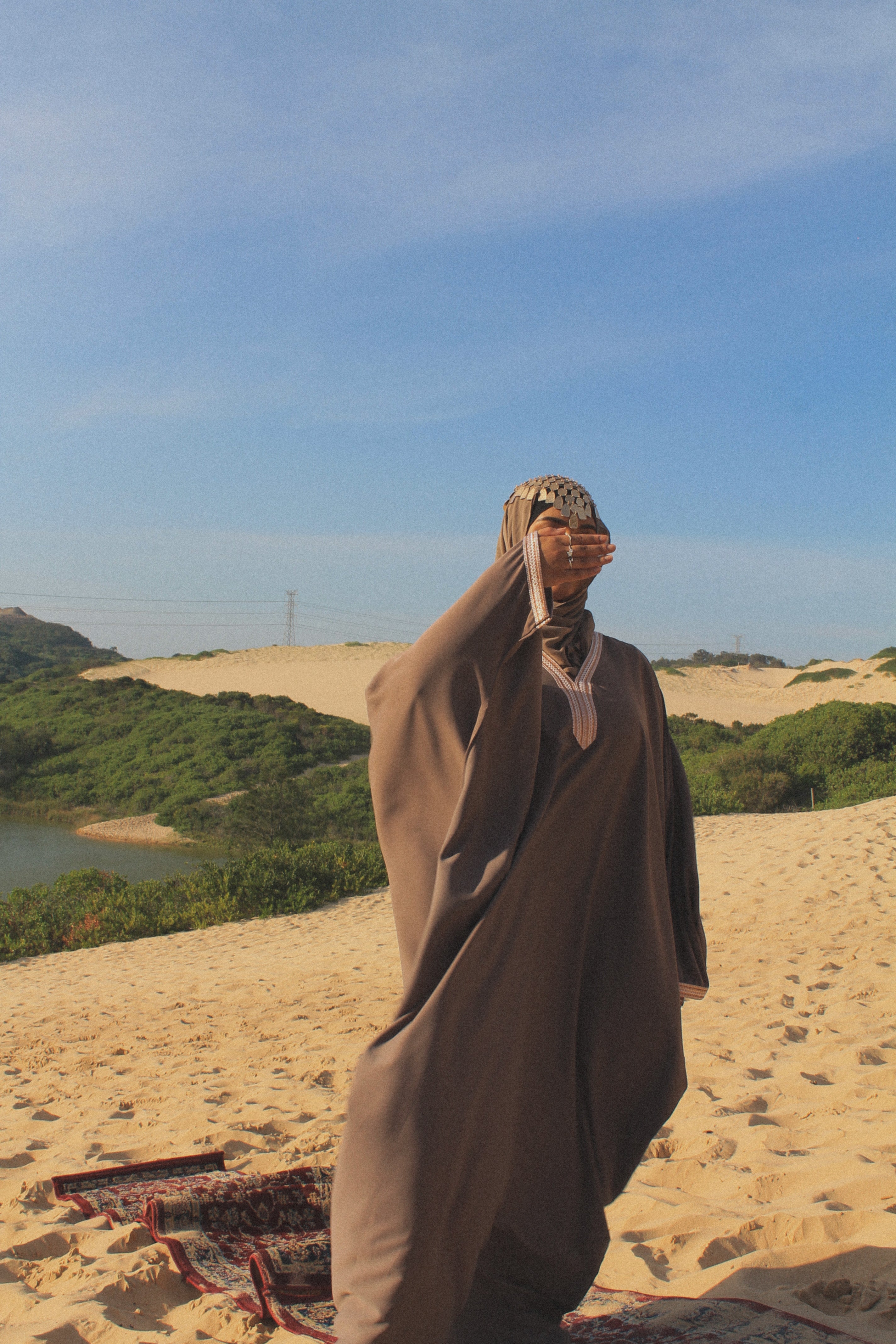 Bayan abaya dusk