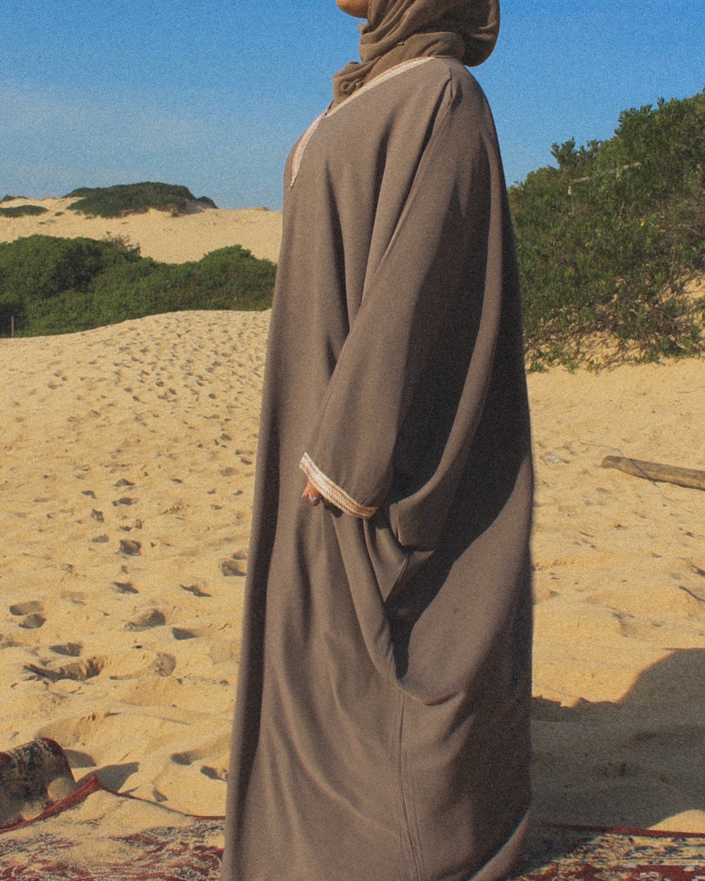 Bayan abaya dusk