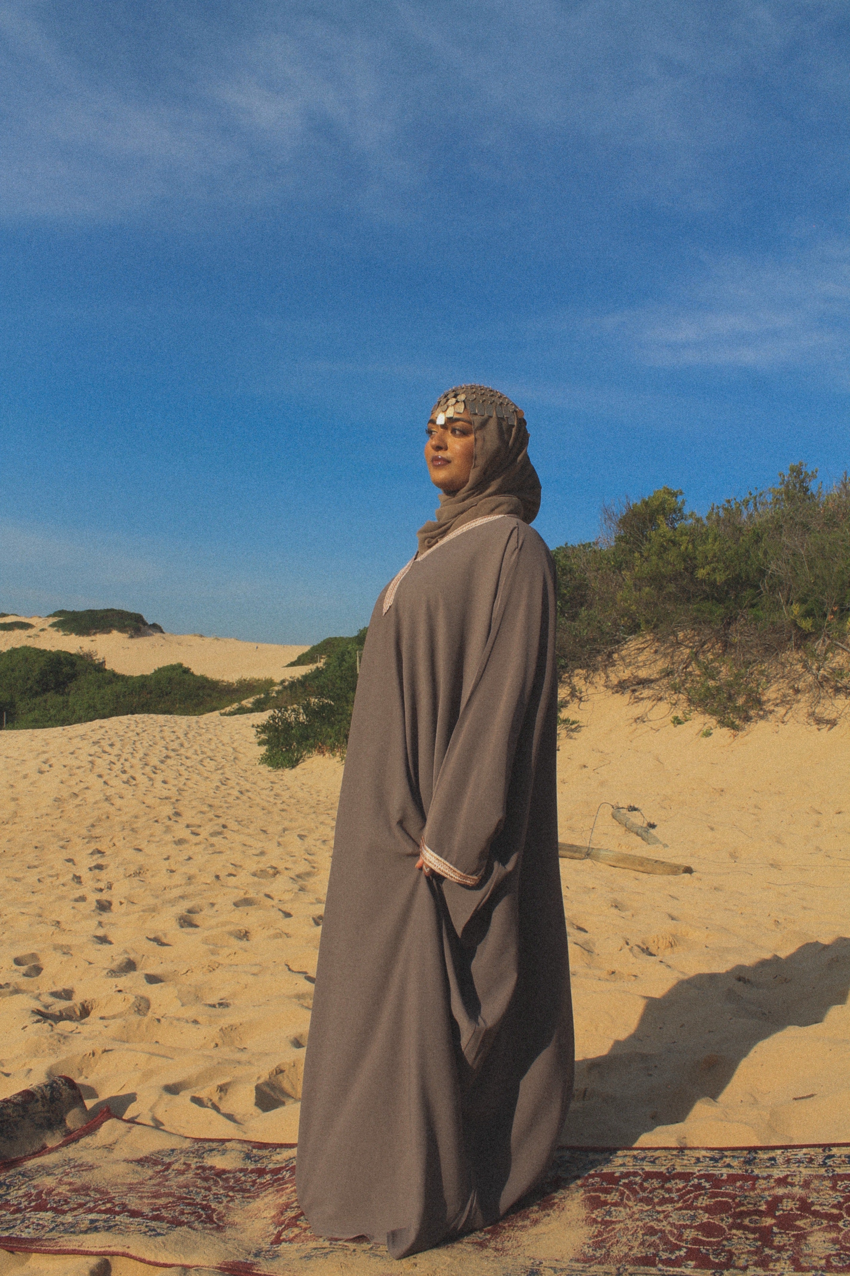 Bayan abaya dusk